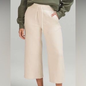 Lululemon Loungeful High-Rise Wide Leg Crop
White Opal size 0